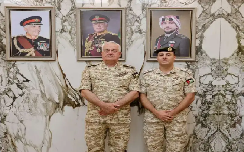 رئيس هيئة الأركان المشتركة يكرم الأول