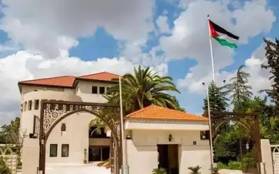 الحكومة: توقع انخفاض الدين العام مع