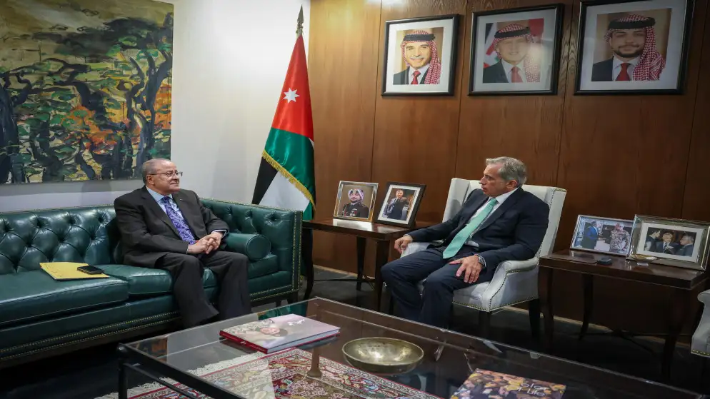 رئيس الوزراء يستقبل رئيس الهلال الأحمر