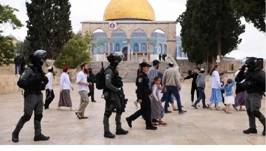 عشرات المستوطنين المتطرفين يقتحمون الأقصى بحراسة