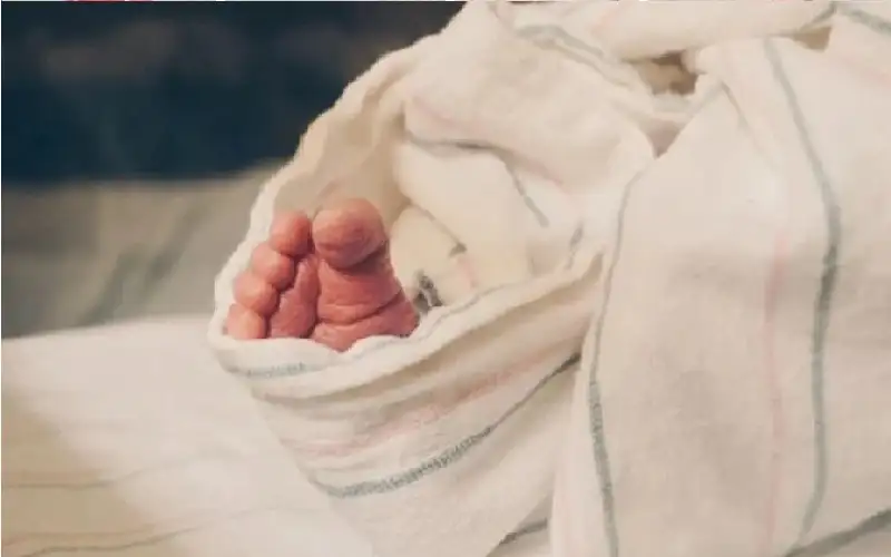 رضيعة تسقط في قدر طعام مغلي