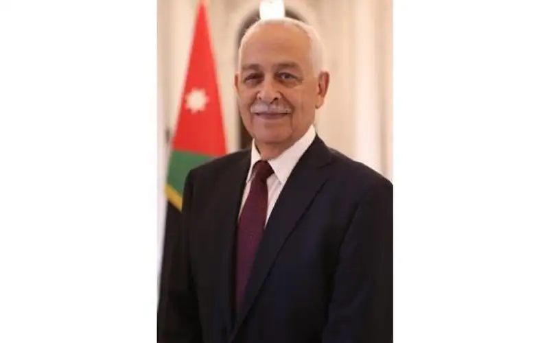 مندوبا عن الملك وولي العهد.. العيسوي