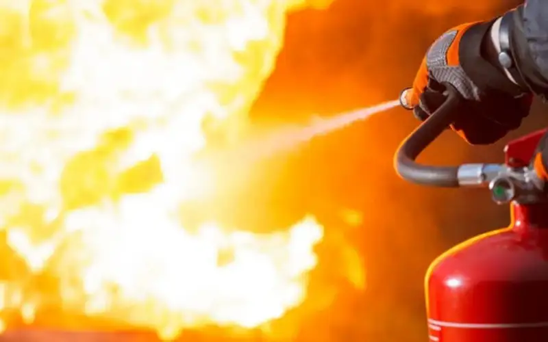 وفاة طفل وإصابة 7 بحريق في