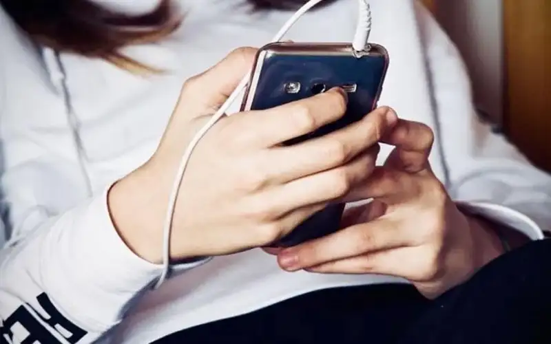 الاستخدام المفرط للهاتف المحمول يسرع ظهور