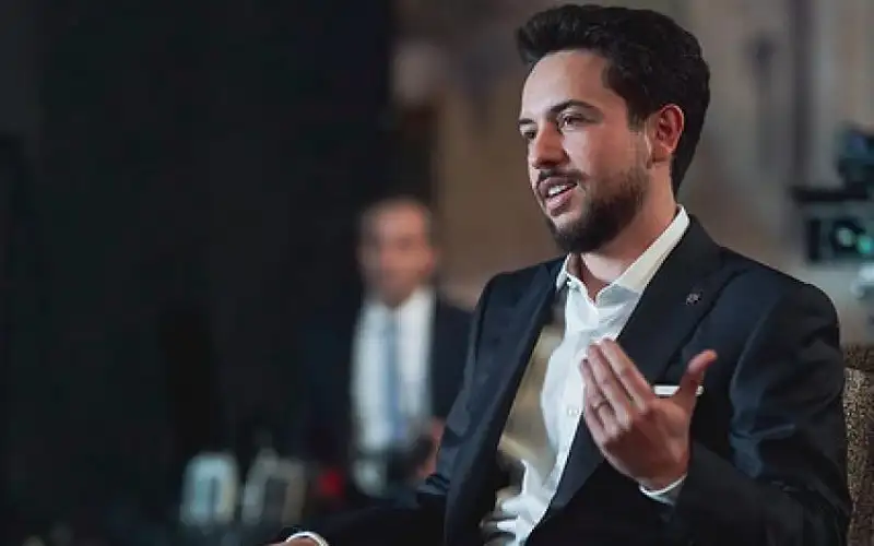 ولي العهد يشيد بأول قمر صناعي