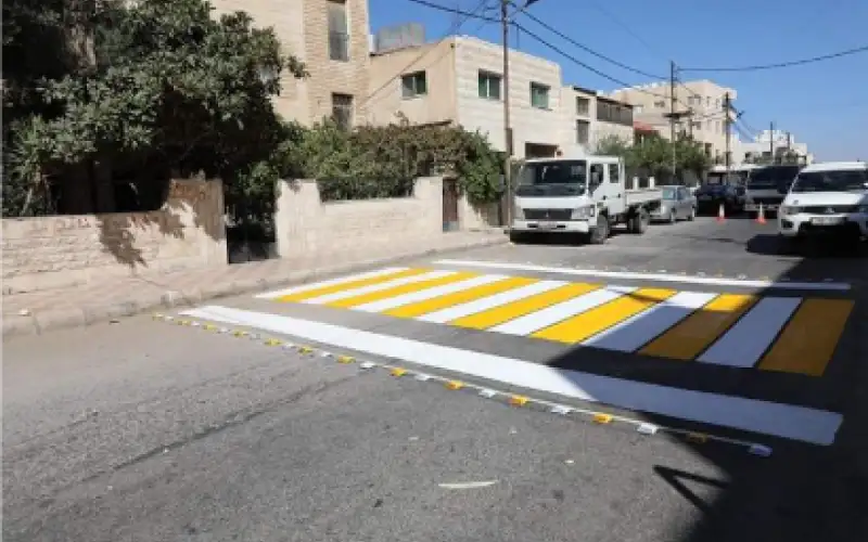 أشغال المفرق تبدأ تركيب مطبات نموذجية