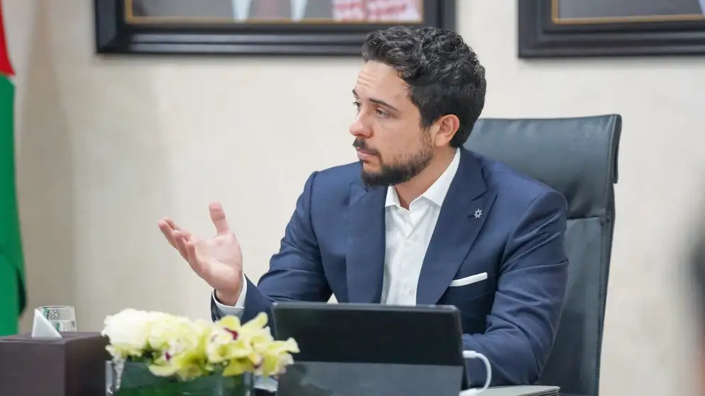 ولي العهد يشيد بمشروع أول قمر