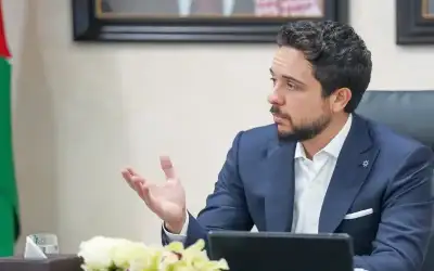 ولي العهد يشيد بمشروع أول قمر