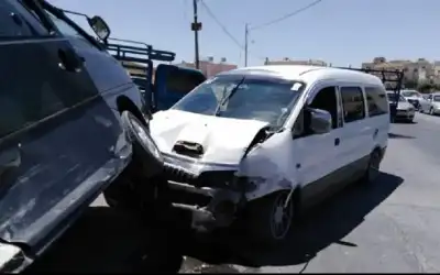 17 إصابة بتصادم حافلتي نقل في