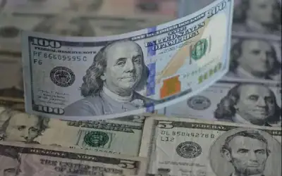هليكوبتر تمطر سماء مدينة أمريكية بالدولارات