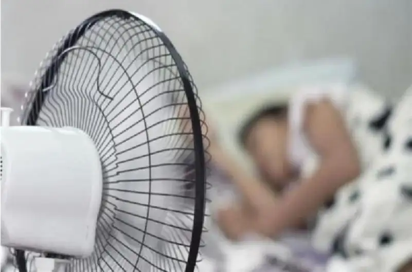 إيجابيات وسلبيات النوم تحت المروحة