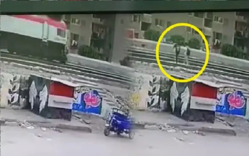 قطار يدهس لاعبا مصريا في لحظة