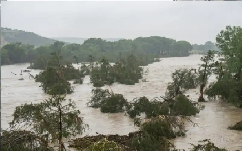 24 قتيلا في فيضان بتكساس وفرق