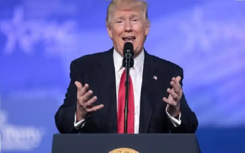 ترامب يوقع خطابات إلى 12 دولة