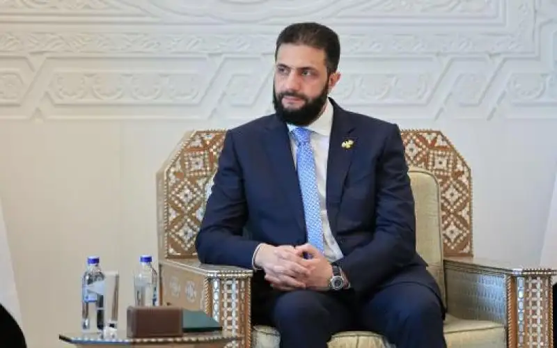 الشرع يرتدي اكسسوارا يمثل عقاب سوريا