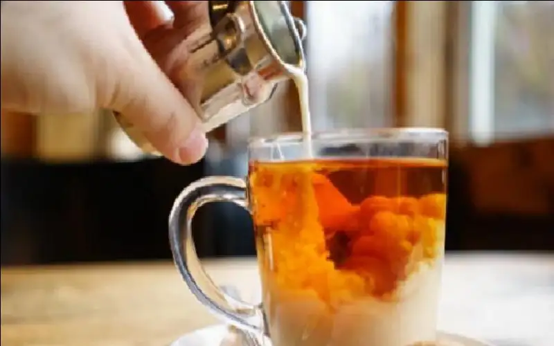 هل يضاف الحليب قبل الشاي أم