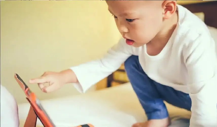 الكثير من وقت الشاشة يبطئ مهارات