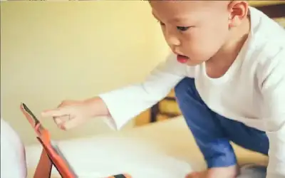 الكثير من وقت الشاشة يبطئ مهارات