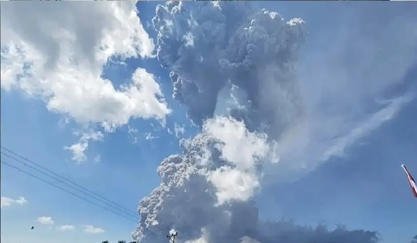 مشهد مهيب في السماء.. بركان إندونيسي