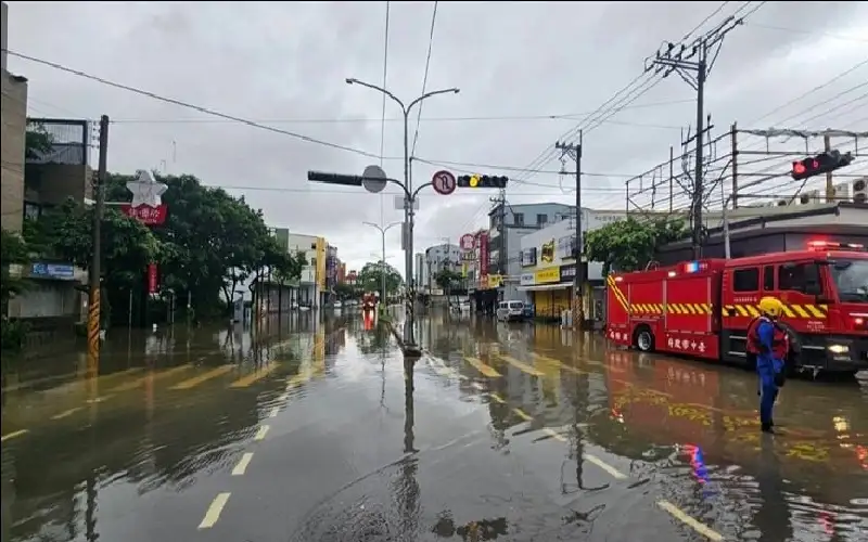 إعصار داناس يضرب تايوان ويخلف قتيلين