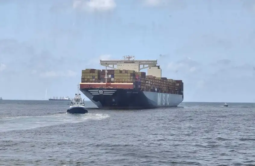 مصر.. سفينة حاويات ضخمة تصطدم بميناء