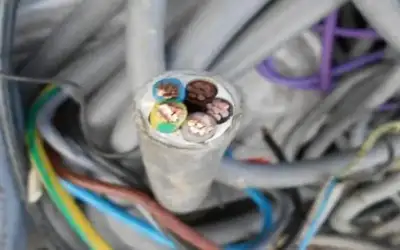 محاولة سرقة كابل كهربائي تتسبب بانقطاع