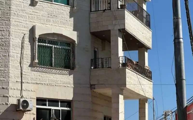 إخلاء عمارة في إربد بسبب تصدعات