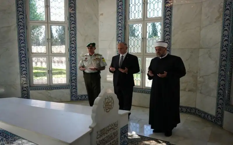 نائب الملك يزور ضريح الملك طلال