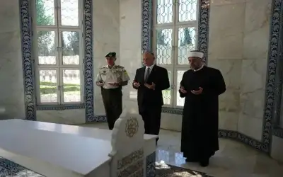 نائب الملك يزور ضريح الملك طلال