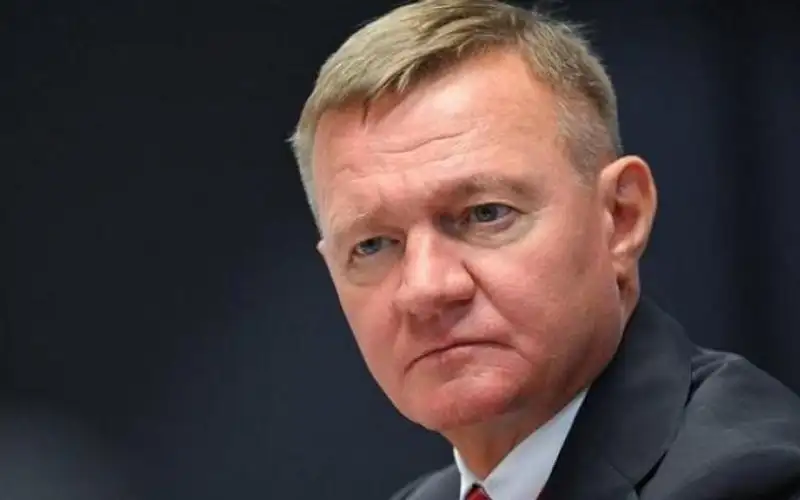 داخل سيارته .. انتحار وزير النقل