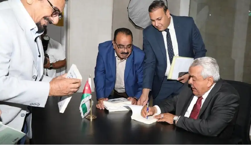 الروابدة يشهر كتابه شذرات من تاريخ