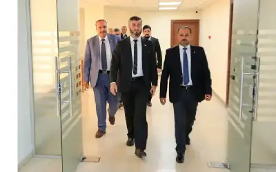 وزير المياه والري يستقبل اللجنة الفنية