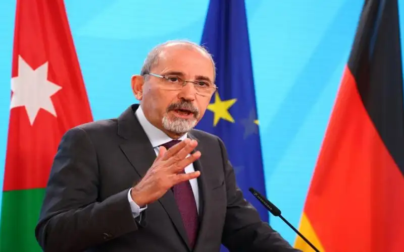 الصفدي يؤكد ضرورة وقف إسرائيل كل