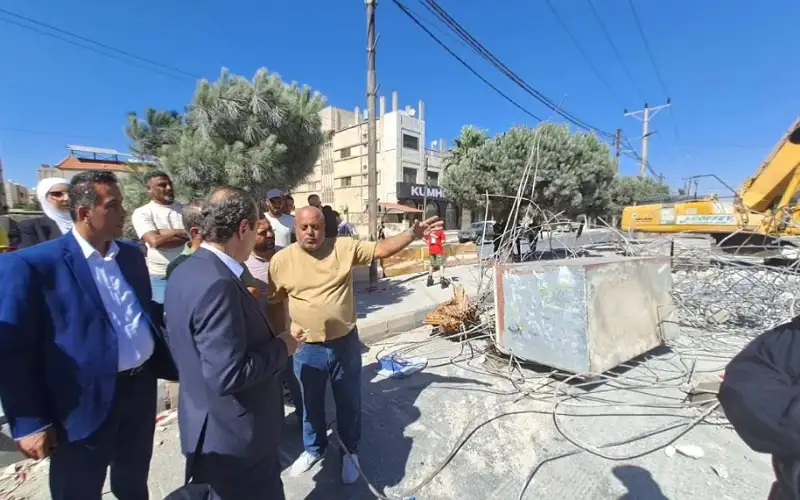 نقيب المهندسين يتفقد موقع انهيار عمارة