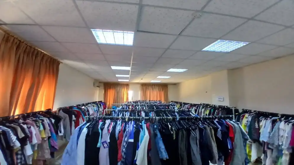 بنك الملابس الخيري ينفذ نشاطا إنسانيا