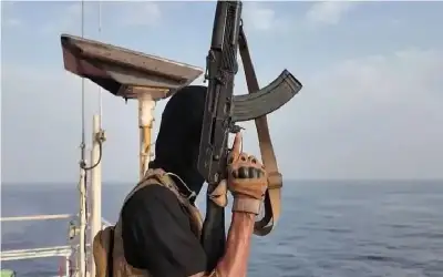 الحوثيون يغرقون سفينة جديدة.. الثانية خلال