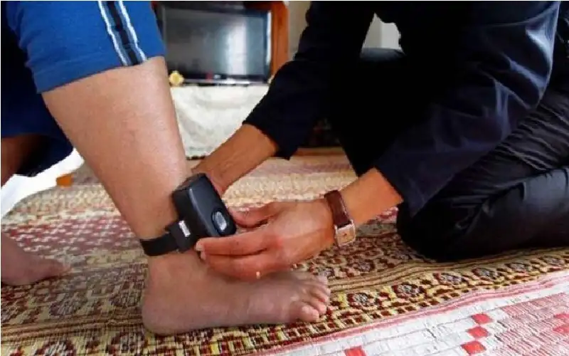 مهندس إلكتروني يخلع سوار المراقبة ويختفي