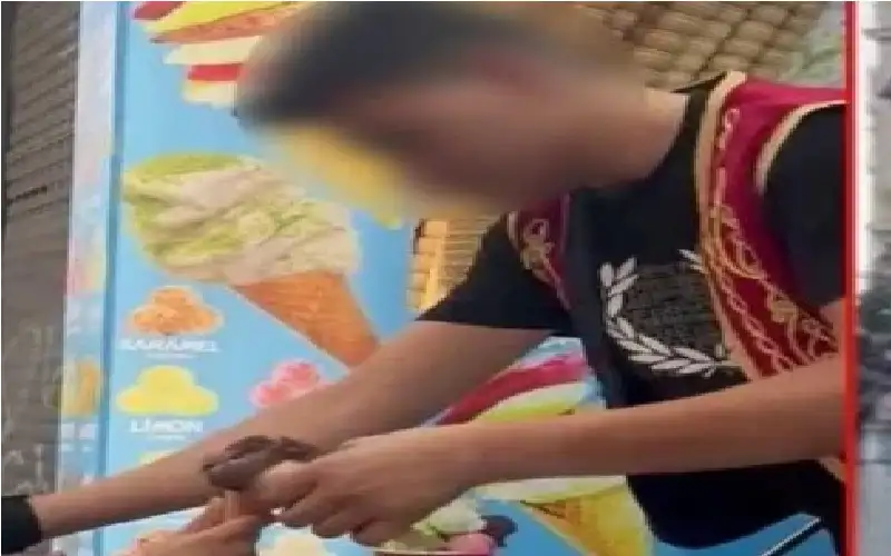 تحرش بائع مثلجات بسائحة يشعل الغضب