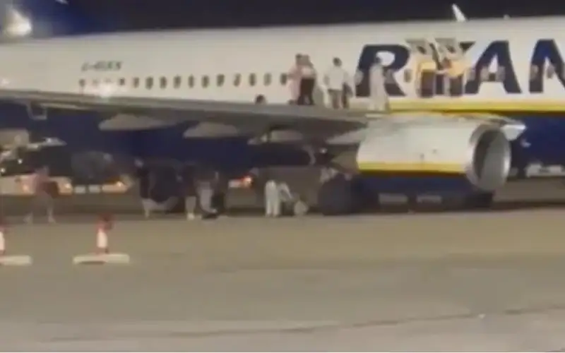 إسبانيا .. ركاب يقفزون من جناح