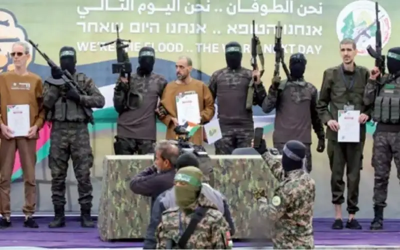 حماس توافق على إطلاق سراح 10