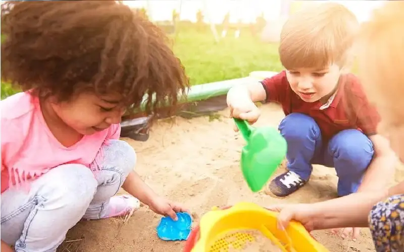 المسطحات الخضراء تعزز قدرات الطفل في