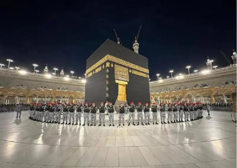 بدء مراسم غسل الكعبة المشرفة