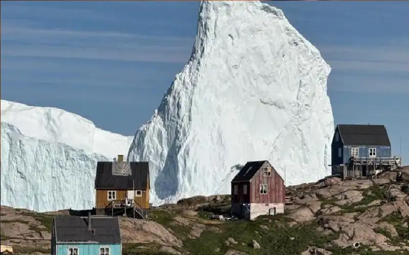 جبل جليدي عملاق يهدد سكان غرينلاند