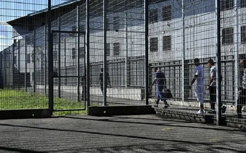 هروب مثير.. سجين يهرب من سجن