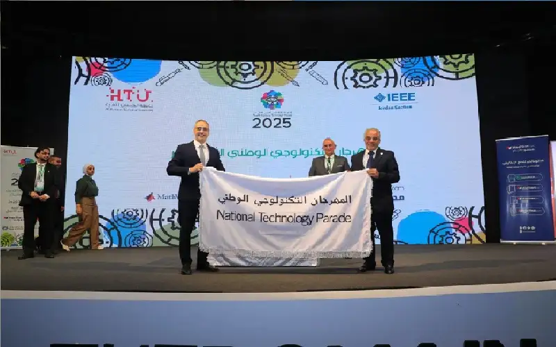 رئيس جامعة عمان الأهلية يتسلم راية