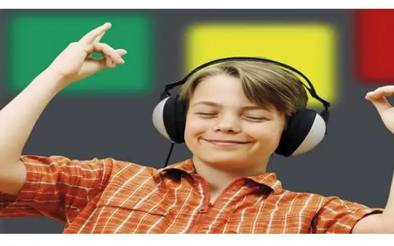 خبراء يحذرون .. سماعات الرأس تهدد