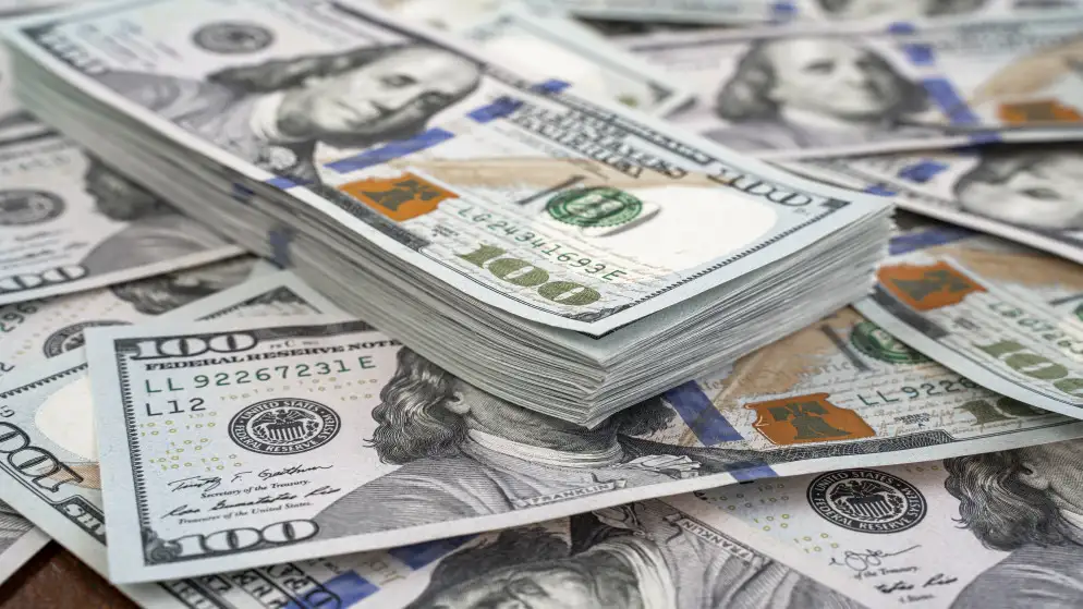 الدولار يستقر قرب أعلى مستوى في