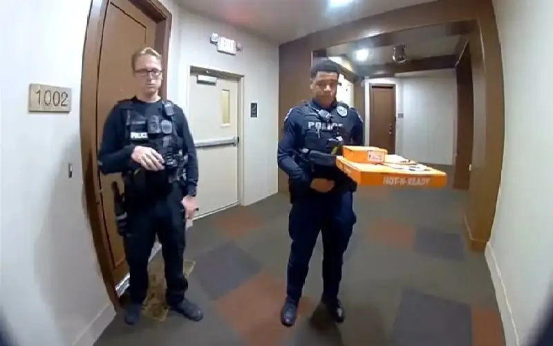 ضباط شرطة يوصلون البيتزا بدلا من