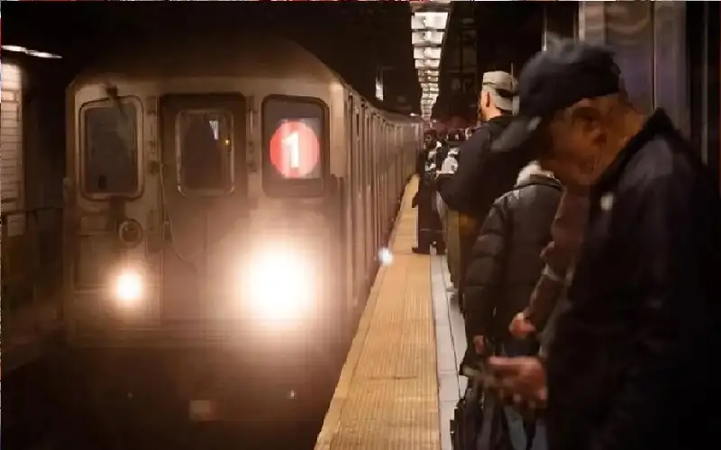 أمريكا.. راكب يطعن خمسينيا نائما في