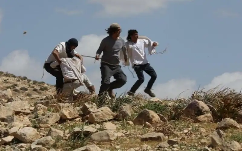 مستوطنون بحماية جيش الاحتلال يهاجمون منزلا